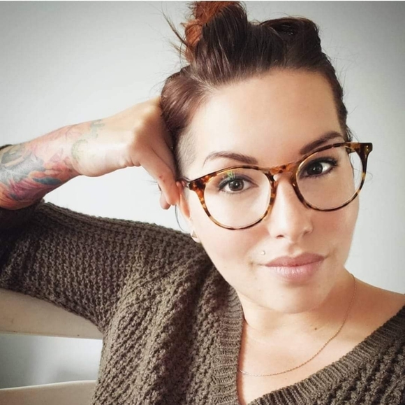 Meet your Posher, Vicky - Picture 2 of 3